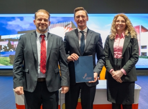 Sygnatariusze prezentują podpisaną umowę. 