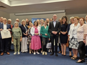 zdjęcie grupowe beneficjetów Programu Społecznik z wicemarszałkiem Jakubem Kowalikiem 