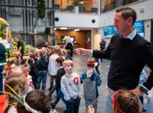 Marszałek Olgierd Geblewicz podczas warsztatów ze szczecińskimi przedszkolakami z okazji Narodowego Święta Niepodległości