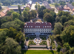 widok z lotu ptaka na Ogrody Przelewice, widok na pałac i tereny zielone