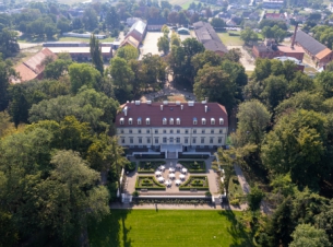 widok z lotu ptaka na pałac w ogrodach Przelewicwe