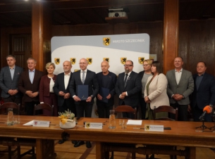 wspólne zdjęcie samorzadowców po podpisaniu umowy