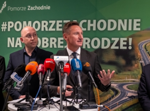 Wicemarszałek Jakub Kowalik i marszałek Olgierd Geblewicz podczas konferencji prasowej podsumowującej rok działań w ramach programu "Pomorze Zachodnie na dobrej drodze" ogłosili plan rozszerzenia go również o drogi powiatowe
