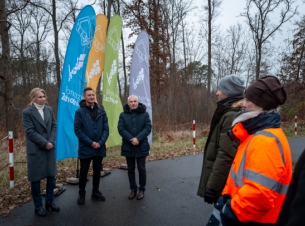 Marszałek Olgierd Geblewicz i dyrektor ZZDW Waldemar Wejnmerowski przekazują plac budowy firmie Strabag, która wybuduje trasę rowerową łaczącą Goleniów i Modrzewie