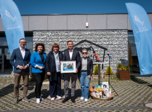 przez schorniskiem stoi grupa osób zaangazowanych w konkurs z marzałkiem na czele 