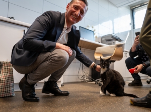 marszałek Olgierd Geblewicz głaszcze kota w schronisku