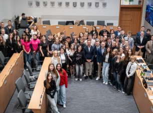 Uczestnicy konwentu oraz marszałek województwa w sali sesyjnej sejmiku na wspólnym zdjęciu.