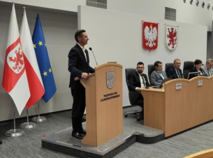 marszałek województwa Olgierd Geblewicz na mównicy