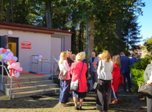 Otwarcie Centrum Terapeutycznego w Sławnie, ludzie stoją przed budynkiem 