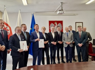 wspólne zdjęcie samorządowców po podpisaniu umowy 