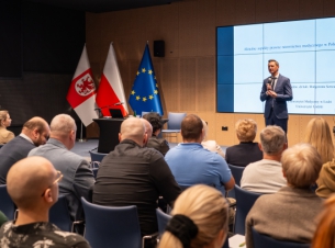 Marszałek Geblewicz ze sceny wita uczestników seminarium. 