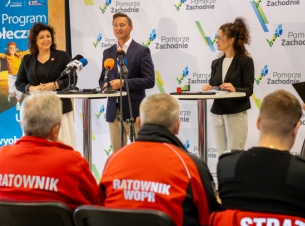 goście konferencji prasowej, na pierwszym planie ratownicy szczecińskiego WOPR