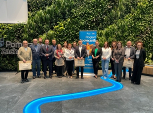 Wspólne zdjęcie społeczników zrobione w atrium w Urzędzie Marszałkowskim