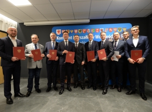 Sygnatariusze porozumień na wspólnym zdjeciu z ministrem sportu Sławomirem Nitrasem, w tle ścianka promująca Konwent Marszałków. 