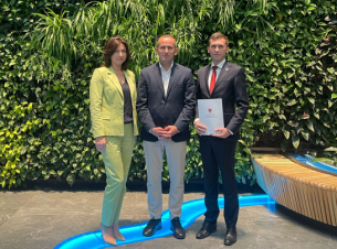 członek zarządu Marcin Łapeciński stoi wraz z wójtem i skarbnikiem gminy Stare Czarnowo