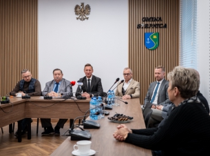 spotkanie samorzadowców w sali sesyjnej 