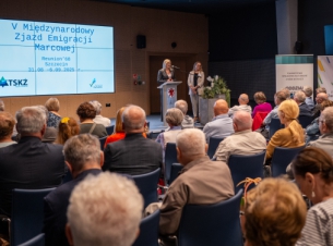 Anna Bańkowska i Dorota Kowalewska witają w sali kina delfin gości konferencji 