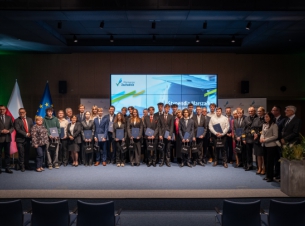 laureaci stypendium marszałka na scenie