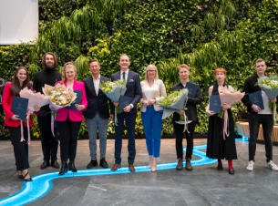 marszałek stoi z tegorocznymi stypendystami 