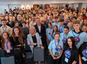 zdjęcie grupowe młodzieży w sali konferencyjnej 