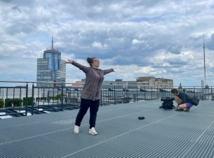 Członkini zespołu Gamelan tańczy na tarasie w Urzędzie Marszałkowskim