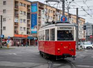 zabytkowy z lat 50 tramwaj jedzie ulicą Szczecina, jest w okolicy Bramy Portowej