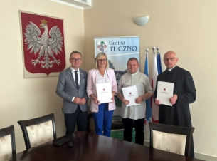 Proboszczowie parafii oraz wicemarszałkini zarządu po podpisaniu umowy 