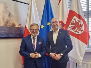  Wicemarszałek województwa Jakub Kowalik oraz burmistrz Miasta Darłowo Arkadiusz Klimowicz stoja w gabinecie 