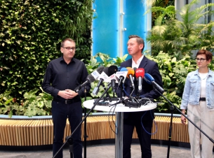 uczestnicy briefingu od lewej dawid Krystek i marszałek Olgierd Geblewicz