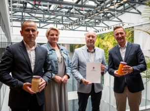 wspólne zdjęcie po podpisaniu umowy, marszałkowie trzymają miody w dłoniach