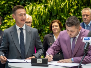 moment podpisania umowy, po lewej stronie marszałek, a podpis składa wójt Marianowa Mateusz Ruciński