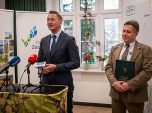 Marszałek Olgierd Geblewicz i dyrektor Igor Szakowski podczas konferencji w siedzibie ZPKWZ podpisali umowy na opracowanie planów ochrony kolejnych czterech parków krajobrazowych 