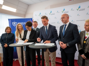 Architekt i wspólnik pracowni Atelier Tektura Barbara Kozielewska oraz Marszałek Województwa Zachodniopomorskiego Olgierd Geblewicz podpisali umowę na wykonanie projektu Ekofuturium, jakie ma powstać w Koszalinie