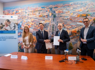 przekazanie podpisanej umowy na powstanie CUS.Umowę przekzuje marszałek Geblewicz i zastepca prezydenta Biskupski, obok dyrekcja WUP i MOPR