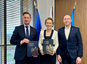 Marszałek Olgierd Geblewicz, wicemarszałek Jakub Kowalik oraz Rektor Politechniki Koszalińskiej prof. Danuta Zawadzka  trzymają umowy 