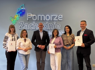 wspólne wicemarszałka Olgierda Geblewicza zdjęcie po podpisaniu umowy