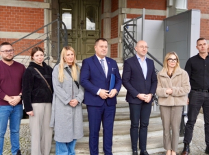 wspólne zdjęcie wicemarszałka w beneficjentami zrobione przed budynkiem urzędu w Sławnie 