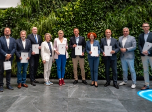 zdjęcie grupowe na tle zielonej ściany 