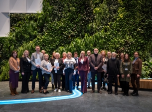 wspólne zdjęcie organizatorów ZAZ w atrium Urzędu Marszałkowskiego