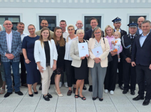 marszałek Olgierd Geblewicz i wicemarszałek Jakub Kowalik z beneficjentami