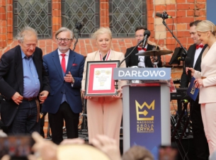 Laureatka Vera Jourova prezentuje otrzymane wyróżnienie na scenie w towarzystwie członków kapituły - fot. Urząd Miejski w Darłowie.