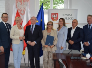 Uczestnicy podpisania umowy na wspólnym zdjęciu prezentują zawarte porozumienie - fot. Starostwo Powiatowe w Wałczu.