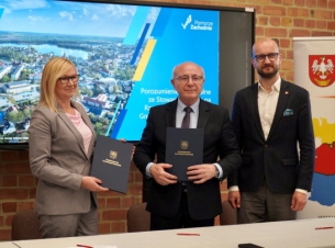 wspólne zdjęcie  wicemarszałek Bańkowskiej z umowami