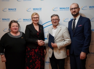 wspólne zdjęcie beneficjentów z wicemarszałek Anną Bańkowską