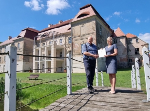 wicemarszałkini z beneficjentem na tle Pałacu w Siemczynie