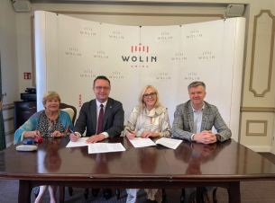 członek zarządu Bogdan Jaroszewicz z beneficjentami z gm. Wolin