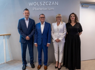 wicemarszałkini Anna Bańkowska oraz przedstawiciele MCN na tle nowej nazwy planetarium