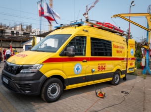 nowy, mobilny samochód 