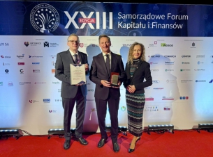 marszałek olgierd Geblewicz z urzędnikami na tle ścianki z napisem XXIII Samorządowym Forum Kapitału i Finansów, które odbędzie się 6 - 7 października 2025 r. w Międzynarodowe Centrum Kongresowe w Katowicach. 