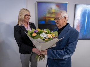 wicemarszałkini Anna Bańkowska wręcza kwiaty artyście 